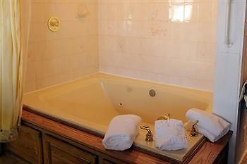 Brown Deer Sybaris Pool Suites Mequon מראה חיצוני תמונה