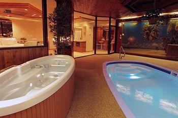 Brown Deer Sybaris Pool Suites Mequon מראה חיצוני תמונה