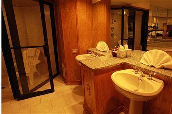 Brown Deer Sybaris Pool Suites Mequon מראה חיצוני תמונה