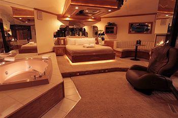 Brown Deer Sybaris Pool Suites Mequon מראה חיצוני תמונה