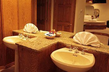 Brown Deer Sybaris Pool Suites Mequon מראה חיצוני תמונה