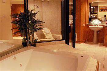 Brown Deer Sybaris Pool Suites Mequon מראה חיצוני תמונה