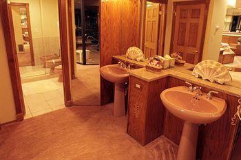Brown Deer Sybaris Pool Suites Mequon מראה חיצוני תמונה