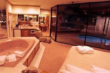 Brown Deer Sybaris Pool Suites Mequon מראה חיצוני תמונה